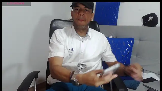 latinmartin73 online show from April 11, 1:59 pm
