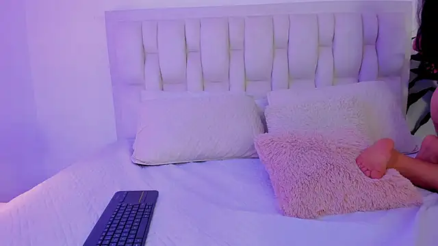 Mia brunette26 online show from December 27, 4:21 pm