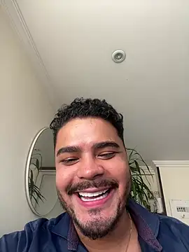 Snapshot of thiagowes chatting on July 15, 10:37 pm thiagowes online show from July 15, 10:37 pm