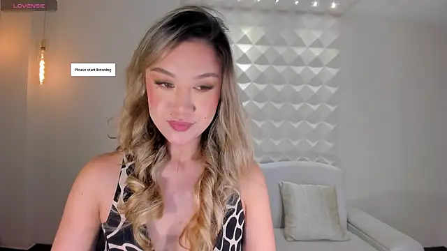 Snapshot of RebeccaHudson chatting on May 3, 10:54 am RebeccaHudson online show from May 3, 10:54 am