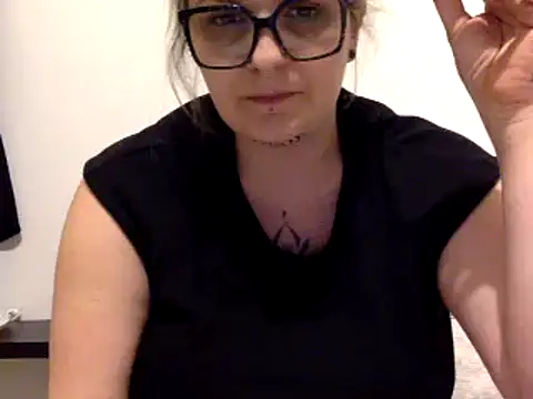 Snapshot of vanillesoumise chatting on March 3, 10:04 pm vanillesoumise online show from March 3, 10:04 pm