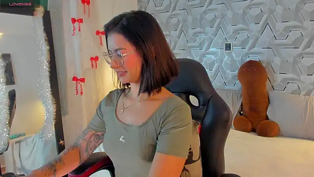 Sophiee Hill online show from April 10, 7:13 am