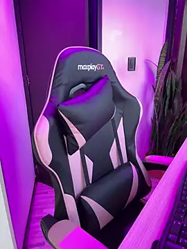 Snapshot of camianddanna chatting on February 18, 9:22 pm camianddanna online show from February 18, 9:22 pm