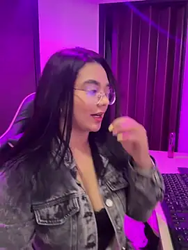 Snapshot of camianddanna chatting on March 1, 4:25 am camianddanna online show from March 1, 4:25 am