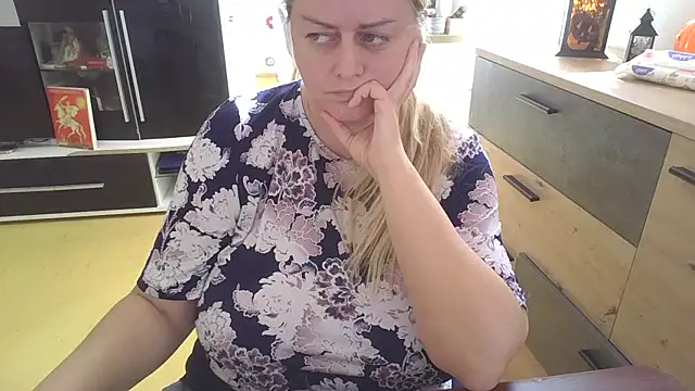 Snapshot of Meliss_Official9 chatting on October 8, 8:12 am Meliss Official9 online show from October 8, 8:12 am