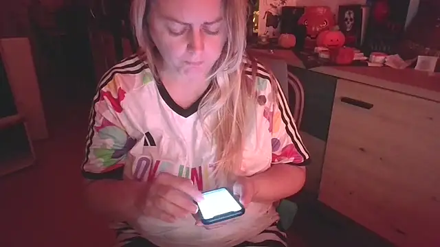 Snapshot of Meliss_Official9 chatting on October 20, 8:20 pm Meliss Official9 online show from October 20, 8:20 pm