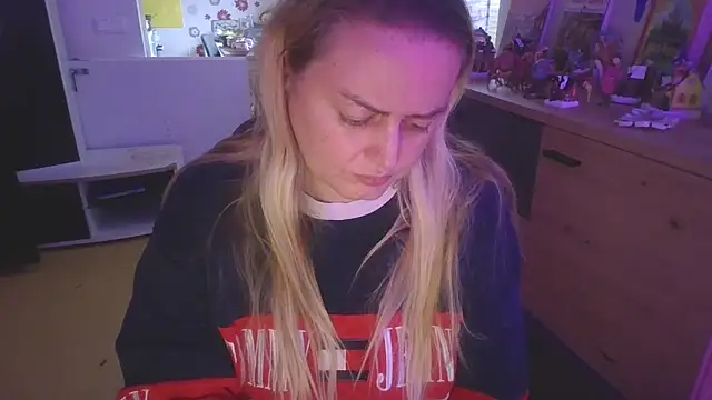 Snapshot of Meliss_Official9 chatting on December 5, 9:40 am Meliss Official9 online show from December 5, 9:40 am