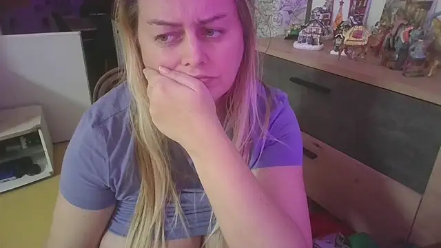 Snapshot of Meliss_Official9 chatting on December 14, 11:09 pm Meliss Official9 online show from December 14, 11:09 pm