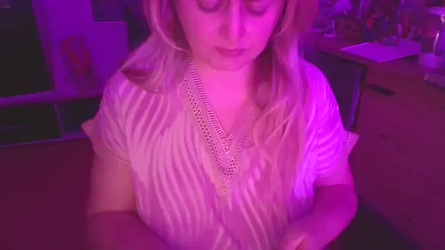 Snapshot of Meliss_Official9 chatting on December 16, 8:36 pm Meliss Official9 online show from December 16, 8:36 pm