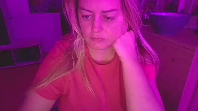 Snapshot of Meliss_Official9 chatting on December 19, 7:21 pm Meliss Official9 online show from December 19, 7:21 pm