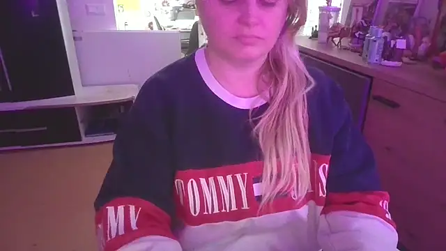 Snapshot of Meliss_Official9 chatting on December 22, 9:17 am Meliss Official9 online show from December 22, 9:17 am