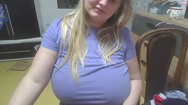 Snapshot of Meliss_Official9 chatting on February 10, 12:15 am Meliss Official9 online show from February 10, 12:15 am