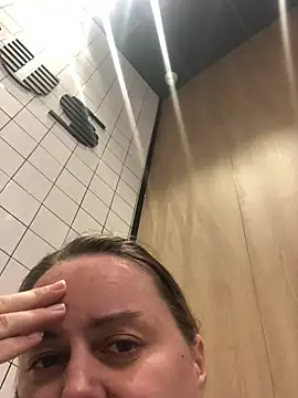 Snapshot of Meliss_Official9 chatting on February 11, 6:18 am Meliss Official9 online show from February 11, 6:18 am