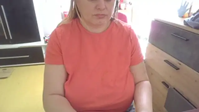 Snapshot of Meliss_Official9 chatting on April 9, 9:15 am Meliss Official9 online show from April 9, 9:15 am