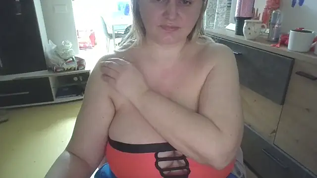 Snapshot of Meliss_Official9 chatting on April 12, 8:58 pm Meliss Official9 online show from April 12, 8:58 pm