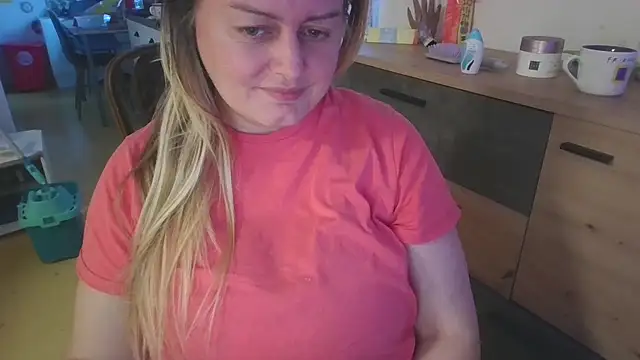 Snapshot of Meliss_Official9 chatting on April 21, 5:39 pm Meliss Official9 online show from April 21, 5:39 pm