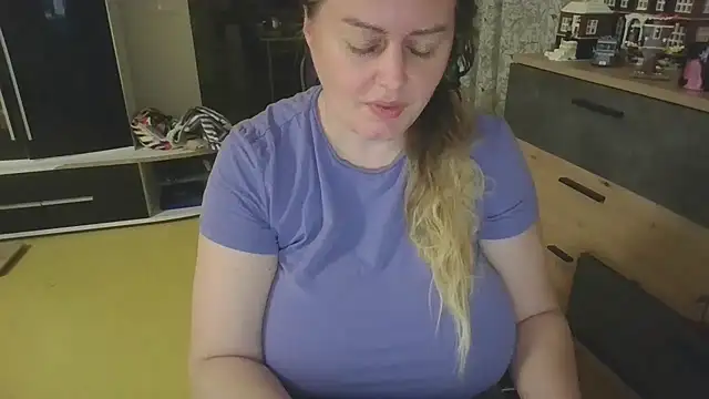 Snapshot of Meliss_Official9 chatting on May 7, 7:08 pm Meliss Official9 online show from May 7, 7:08 pm