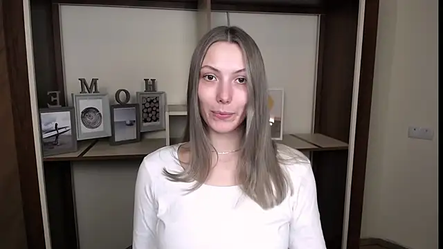 Snapshot of VanessaMay_ chatting on March 4, 3:51 pm VanessaMay online show from March 4, 3:51 pm