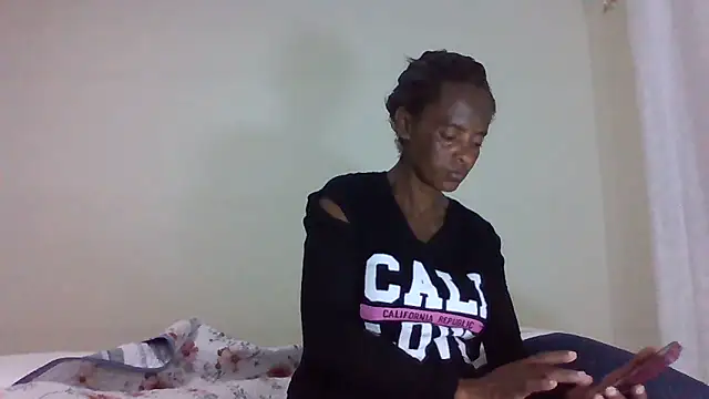 Snapshot of sweets_80 chatting on June 18, 6:12 pm sweets 80 online show from June 18, 6:12 pm