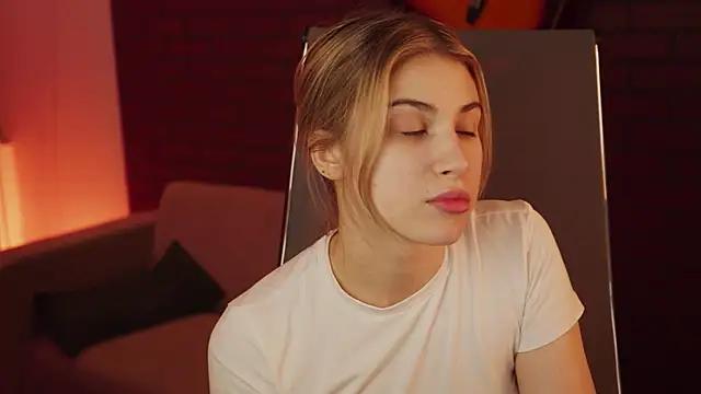 EllieCutes online show from March 17, 5:23 am