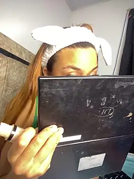 bunniestwosomee online show from June 18, 2:45 am