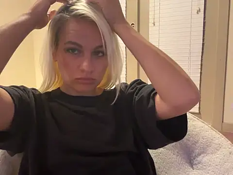 girlfriendmissy online show from February 27, 2:32 am