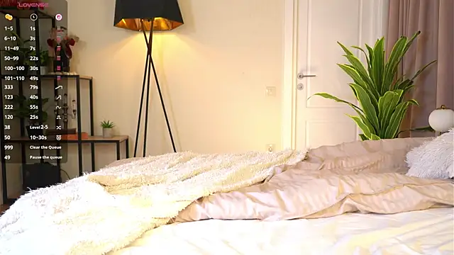 MiaBanger online show from April 10, 3:28 pm