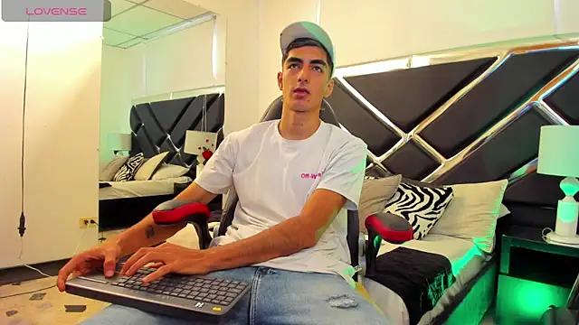 Snapshot of DimitryHank chatting on December 28, 5:35 pm DimitryHank online show from December 28, 5:35 pm