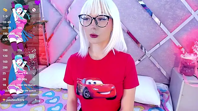 Snapshot of Trixiroy chatting on November 10, 8:19 pm Trixiroy online show from November 10, 8:19 pm