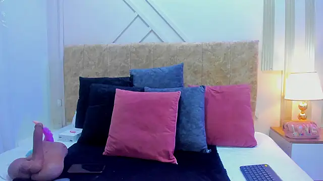 ashley  foxx  online show from November 3, 2:40 pm