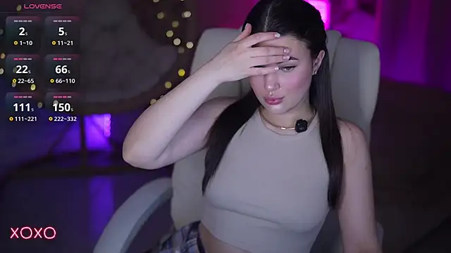 YourLolaBunny online show from March 19, 8:02 pm