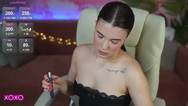 YourLolaBunny online show from May 16, 6:43 am