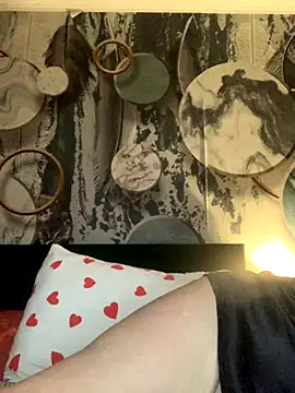 Laura Millf online show from December 2, 4:35 pm