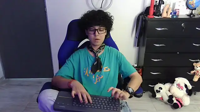 thomascooper7 online show from April 7, 6:41 pm