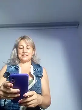 Snapshot of almaluna7 chatting on October 19, 12:11 am almaluna7 online show from October 19, 12:11 am