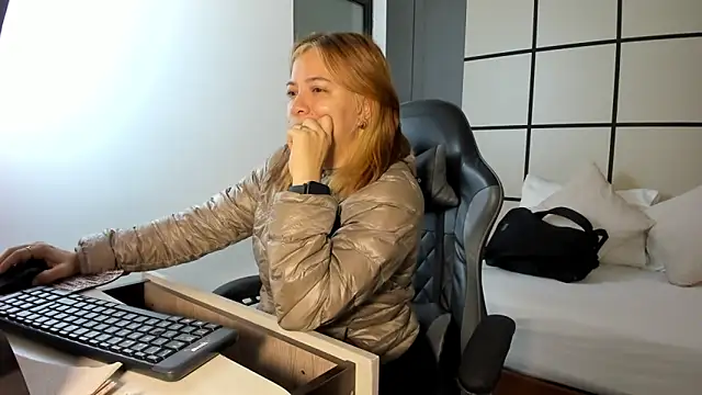 alma fenix online show from February 3, 12:21 pm