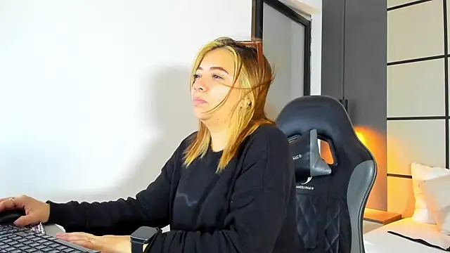 alma fenix online show from February 16, 12:45 pm