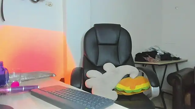 alma fenix online show from April 3, 2:42 am