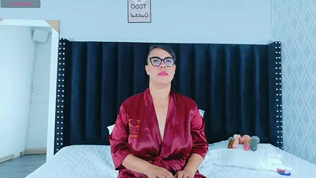 hotlatinateacher online show from April 19, 12:15 pm