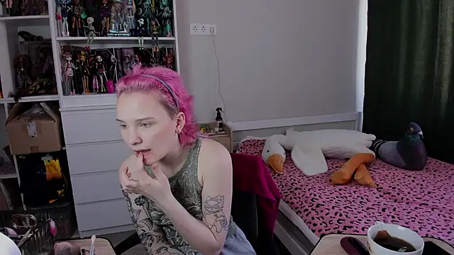 School Love online show from March 7, 7:05 am