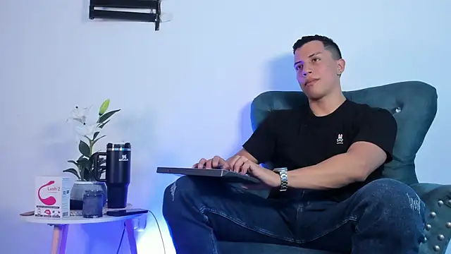 ThomsEvery  online show from June 11, 9:24 pm