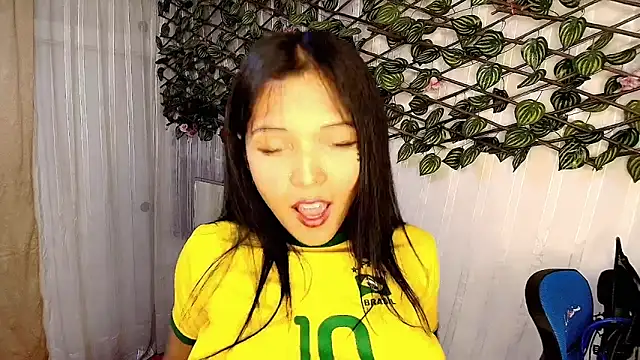 MOMMYJEVAA online show from March 3, 1:20 pm