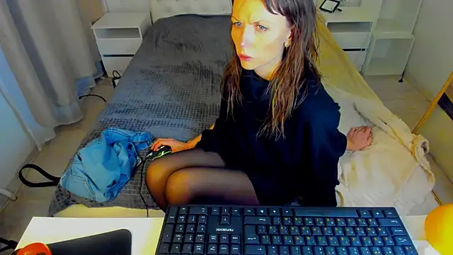 Snapshot of Elizabe_th chatting on January 22, 12:48 am Elizabe th online show from January 22, 12:48 am