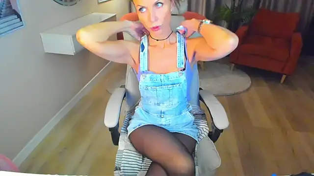 Snapshot of Elizabe_th chatting on February 16, 12:52 am Elizabe th online show from February 16, 12:52 am