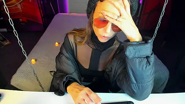 Snapshot of Elizabe_th chatting on February 18, 12:26 am Elizabe th online show from February 18, 12:26 am