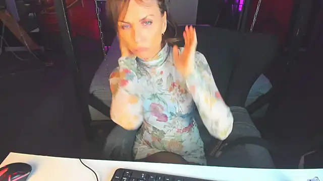 Snapshot of Elizabe_th chatting on March 10, 3:56 am Elizabe th online show from March 10, 3:56 am