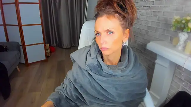 Snapshot of Elizabe_th chatting on March 12, 4:19 am Elizabe th online show from March 12, 4:19 am