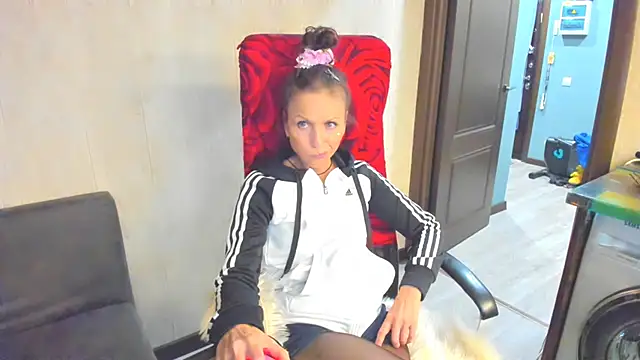 Snapshot of Elizabe_th chatting on July 24, 1:36 am Elizabe th online show from July 24, 1:36 am