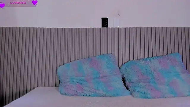 valentina lux online show from April 6, 7:15 pm