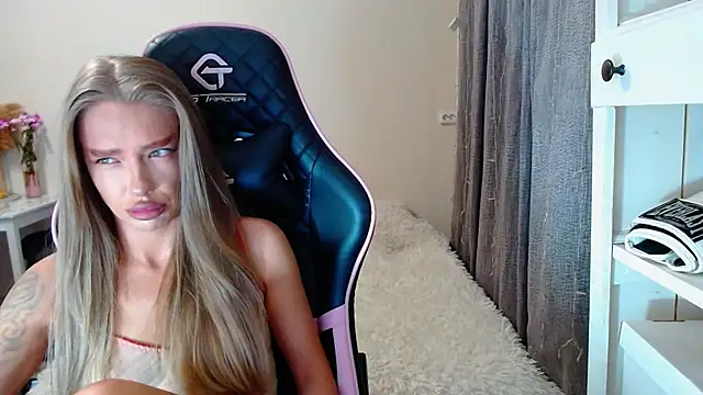 Snapshot of lonely_dreamm chatting on December 19, 1:29 pm lonely dreamm online show from December 19, 1:29 pm